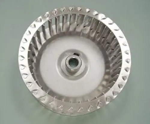 Remeha Gebläserad aus Aluminium mit offenen Lamellen und zentralem Befestigungspunkt, geeignet für verschiedene Luftstromanwendungen.